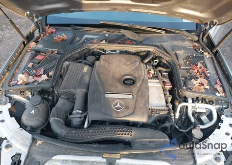 2015 Mercedes-Benz C 300 Luxury 4Matic z USA, uszkodzony, nr VIN 55SWF4KB4FU024129